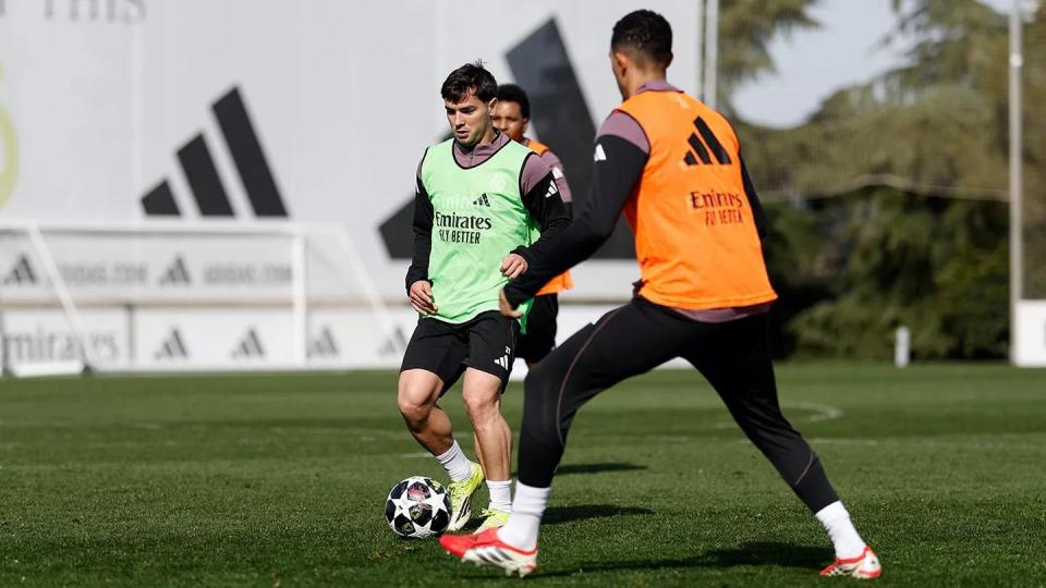 开云手机平台-今晨勒沃库森备战欧冠里程碑夜切尔西远射贴柱,集结日法兰克福备战欧超杯看傻球迷