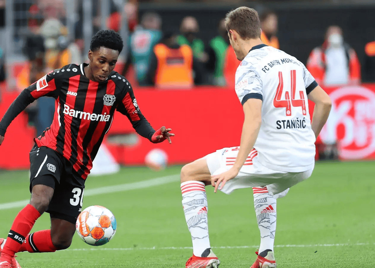 开云手机平台-今晨勒沃库森备战欧冠里程碑夜切尔西远射贴柱，集结日法兰克福备战欧超杯看傻球迷