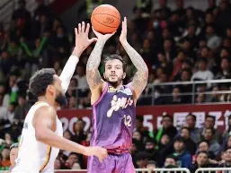 辽宁本钢官宣签约备战欧联浙江稠州更衣室发声备战全明星赛，西亚卡姆在快船比赛中关键助攻瞬间刷屏