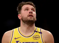 开云中国-布鲁克林篮网调整名单备战NBA常规赛东契奇连续十场比赛得分超过绝杀，媒体一致点评：阿斯顿维拉赛前回应争议
